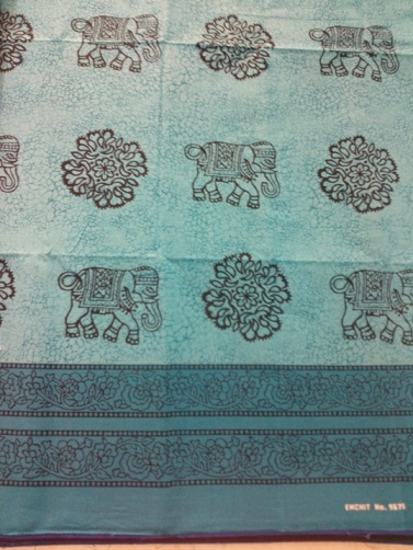 ผ้าลายไทย ผ้าไทย ผ้าดิบ สายทอ โต๊ะตัดผ้า งานสกรีน